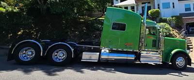 2022 Peterbilt 389 72" Sleeper Semi Truck