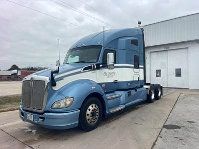 2019 Kenworth T680 Sleeper Semi Truck