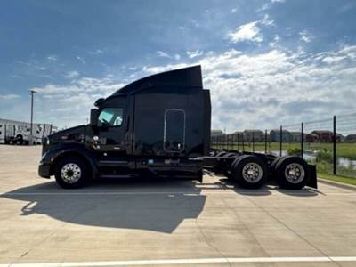 2019 Peterbilt 579 Sleeper Semi Truck