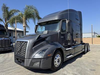 Volvo VNL64T860 Sleeper Semi Truck - 86" Raised Roof Sleeper, D13 500HP, 12 Speed I Shift Automatic