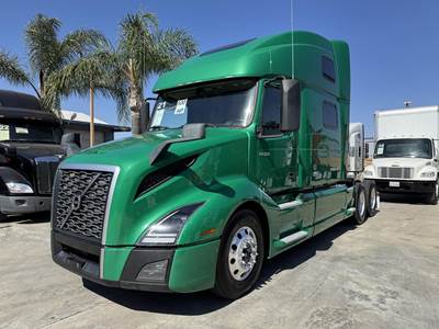 Volvo VNL64T860 Sleeper Semi Truck - 86" Raised Roof Sleeper, D13 500HP, 12 Speed I Shift Automatic