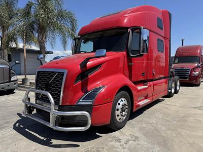 Volvo VNL64T860 Sleeper Semi Truck - 86" Raised Roof Sleeper, D13N455 455HP, 12 Speed I Shift Automatic