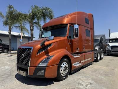 Volvo VNL64T860 Sleeper Semi Truck - 86" Raised Roof Sleeper, D13 455HP, 12 Speed I Shift Automatic