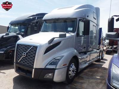 Volvo VNL64T860 Sleeper Semi Truck - 77" Raised Roof Sleeper, D13 425HP, 12 Speed I Shift Automatic
