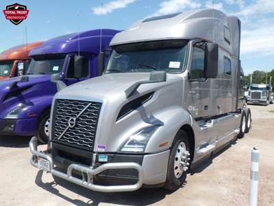 Volvo VNL64T860 Sleeper Semi Truck - 77" Raised Roof Sleeper, D13 425HP, 12 Speed I Shift Automatic