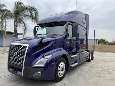 Volvo VNL64T860 Sleeper Semi Truck - 77" Raised Roof Sleeper, D13 425HP, 12 Speed I Shift Automatic