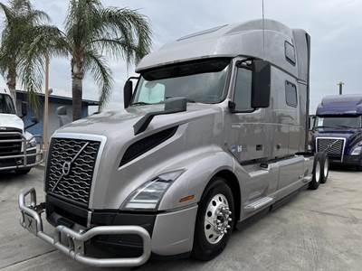 Volvo VNL64T860 Sleeper Semi Truck - 77" Raised Roof Sleeper, D13 425HP, 12 Speed I Shift Automatic