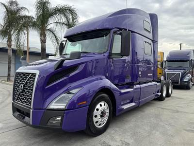 Volvo VNL64T860 Sleeper Semi Truck - 77" Raised Roof Sleeper, D13 425HP, 12 Speed I Shift Automatic
