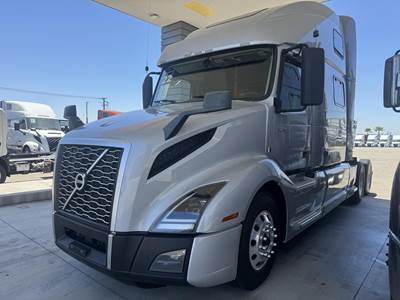 Volvo VNL64T860 Sleeper Semi Truck - 77" Raised Roof Sleeper, D13 425HP, 12 Speed I Shift Automatic