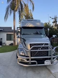 Volvo VNL64T860 Sleeper Semi Truck - 86" Raised Roof Sleeper, D13 500HP, 12 Speed I Shift Automatic