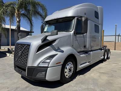 Volvo VNL64T860 Sleeper Semi Truck - 77" Raised Roof Sleeper, D13 425HP, 12 Speed I Shift Automatic