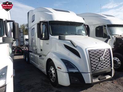 Volvo VNL64T860 Sleeper Semi Truck - 77" Raised Roof Sleeper, D13 455HP, 12 Speed I Shift Automatic