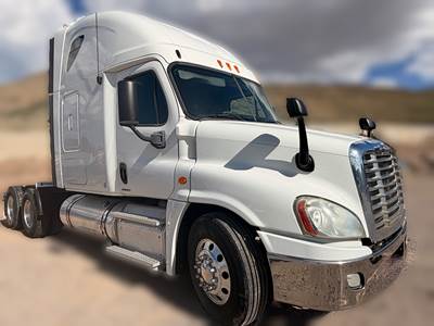Freightliner Cascadia Sleeper Semi Truck