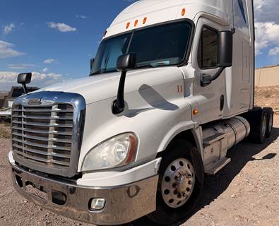 Freightliner Cascadia Sleeper Semi Truck