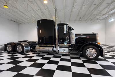 2002 Peterbilt 379EXHD Sleeper Semi Truck