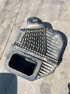 Freightliner Coronado 122 SD Air Cleaner / Air Filter Housing for a 2022 Freightliner 122SD