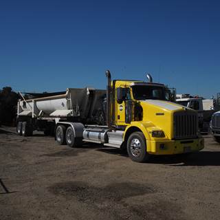 2010 KENWORTH T800 EXTENDED CAB *** CAT C13, 18 SPEED, 355K MILES