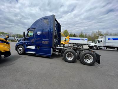 2015 Freightliner Cascadia 125 Sleeper Semi Truck