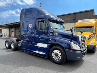 2015 Freightliner Cascadia 125 Sleeper Semi Truck