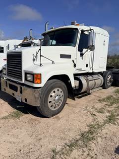 2014 Mack Pinnacle Sleeper Semi Truck