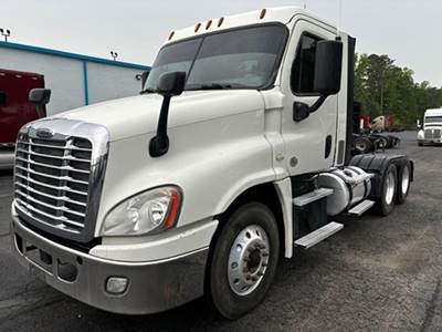 2017 Freightliner Cascadia 125 Day Cab Truck