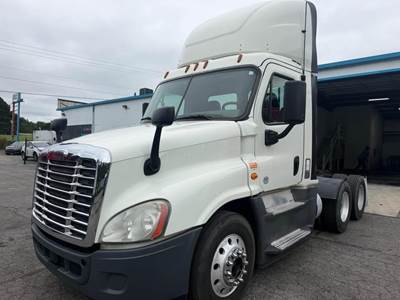 Freightliner Cascadia 125 Day Cab Truck - Cummins 450HP, 10 Speed Manual