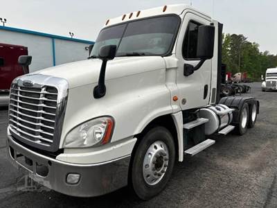 2021 Freightliner Cascadia 126 Day Cab Truck
