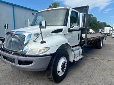 International MV 26 ft Flatbed Truck - Automatic, Liftgate