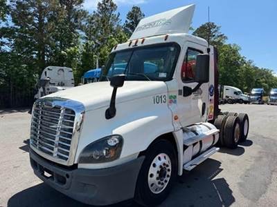 2016 Freightliner Cascadia 125 Day Cab Truck