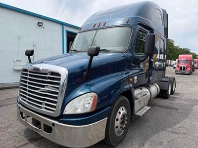 2019 Freightliner Cascadia 125 Sleeper Semi Truck