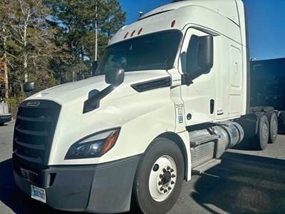 2019 Freightliner Cascadia 126 Sleeper Semi Truck