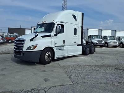 2019 Freightliner Cascadia 126 Sleeper Semi Truck