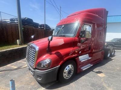 2018 Freightliner Cascadia 126 Sleeper Semi Truck