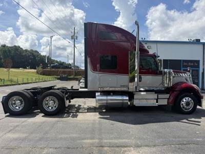 2021 International LoneStar Sleeper Semi Truck