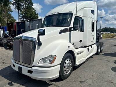 2022 Kenworth T680 Sleeper Semi Truck
