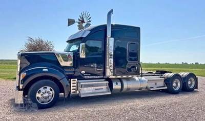 2021 Kenworth W990 Sleeper Semi Truck