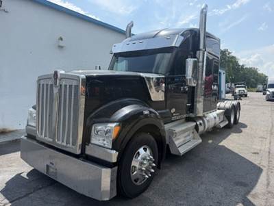 2021 Kenworth W990 Sleeper Semi Truck