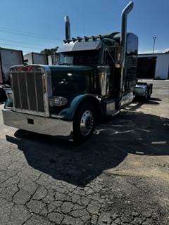 2001 Peterbilt 379EXHD Sleeper Semi Truck