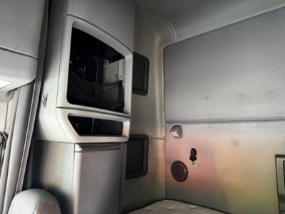 2020 Volvo VNL Sleeper Semi Truck
