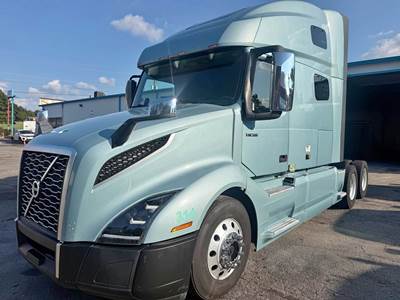 2020 Volvo VNL Sleeper Semi Truck