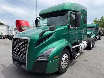 2020 Volvo VNL64T740 Sleeper Semi Truck