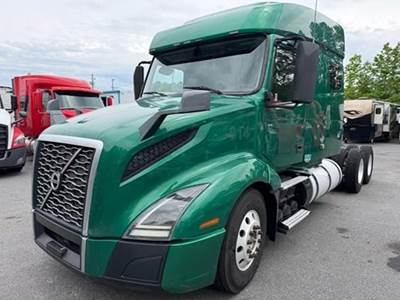 2020 Volvo VNL64T740 Sleeper Semi Truck