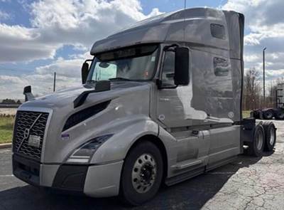 2021 Volvo VNL64T760 Sleeper Semi Truck
