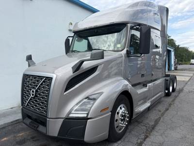 2021 Volvo VNL64T760 Sleeper Semi Truck