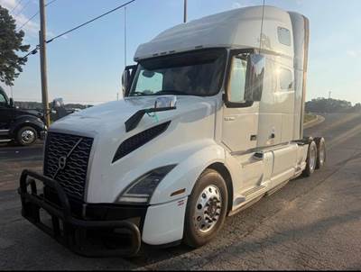 Volvo VNL64T760 Sleeper Semi Truck - Raised Roof Sleeper, VED13 455HP, 12 Speed I Shift Amt