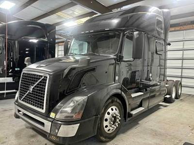 2015 Volvo VNL64T780 Sleeper Semi Truck