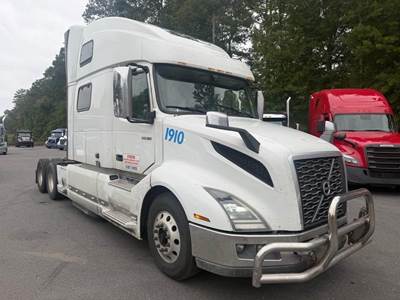Volvo VNL64T860 Sleeper Semi Truck - 77" Raised Roof Sleeper, VED13 455HP, 12 Speed I Shift Amt
