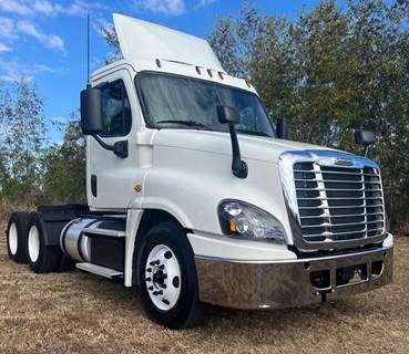2018 Freightliner Cascadia 125 Day Cab Truck - Tandem Axle