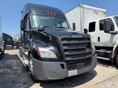 2019 Freightliner Cascadia 126 Sleeper Semi Truck