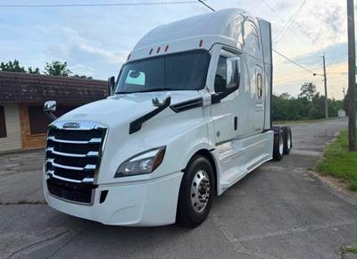 2022 Freightliner Cascadia Sleeper Semi Truck